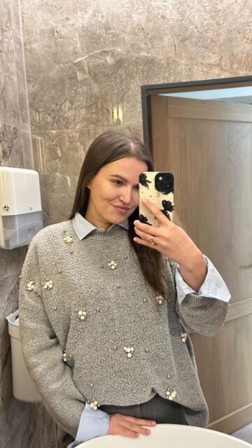 Vaikystėje aš net nesvajojau, kad turėsiu savo studiją.

Dabar kiekviena diena – naujas iššūkis, nauja pamoka, dar viena klientė su šypsena.

Ne viskas lengva.
Ne viskas tobula.
Bet aš stengiuosi. Visada nuoširdžiai.

Tikiu, jog mažoji aš šypsotųsi, matydama, kur atvedė visos pastangos. 🤎

#proud #littleme #dreams #workhard #happy