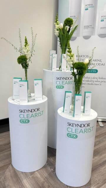 Odos priežiūra šiandien jau seniai nėra tik kremas.

Tai mokslas apie chemija, odos biologiją, jos reakcijas ir sudėtingus procesus, kurie vyksta kiekvieną dieną.
Todėl kosmetologija nuolat keičiasi, atsiranda naujos technologijos ir dar pažangesni sprendimai odai.

Vakar seminare turėjau galimybę susipažinti su naująja Skeyndor linija Clearist CTX, skirta riebiai ir į aknę linkusiai odai.

Nuolatinis mokymasis šioje srityje yra būtinas, nes tik taip galime pasiūlyti klientams modernius ir efektyvius sprendimus.

🤎💚
@ievava_erdve_profi @renata.vitkuviene 🤎

#odospriežiūra #skeyndorlietuva #kosmetologija #sveikaoda #oda