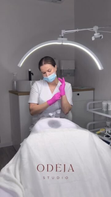 Kosmetologo darbe kartais reikia ne tik žinių, patirties ir gero produkto parinkimo, bet ir visai neblogos atminties. 😄

Galvoje pradeda suktis ne tik produktai, bet ir visas laikotarpis: kokia tada buvo odos būklė, po kokios procedūros tas mėginėlis buvo duotas, ar oda tuo metu buvo jautresnė, išsausėjusi, o gal jai labiausiai reikėjo raminimo ir atstatymo.

Iš šono gali atrodyti, kad svarbiausia tiesiog prisiminti konkrečią priemonę. Bet realybėje viskas truputį giliau.

Odos priežiūroje priemones renkamės ne pagal tai, kas kažkada tiko, o pagal tai, kokia oda yra šiandien ir ko jai šiuo metu iš tikrųjų reikia.

Ta pati priemonė, kuri puikiai tiko vienu laikotarpiu, nebūtinai bus geriausias pasirinkimas dabar. Oda keičiasi — pagal sezoną, rutiną, stresą, gyvenimo tempą ir bendrą jos būklę.

Tai va — ne visada ieškom to, kas tiko kažkada. Dažniau ieškom to, kas tinka dabar. 🤎

Jei ir tu šiuo metu nebežinai, ko tavo odai iš tikrųjų reikia, parašyk man. 🤎

#kosmetologe #odosprieziura #sveikaoda #veidooda #odeja