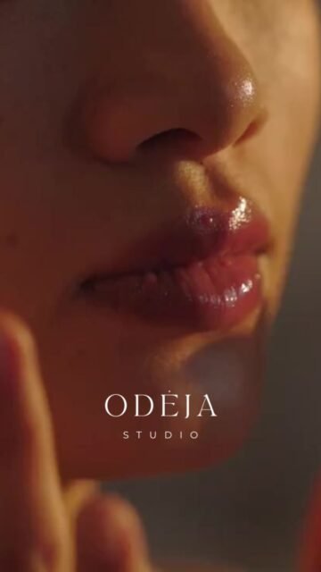 Kai buvau maža – labai mėgau tepliotis.
Kremukai, spalvos, kvapai… man tai buvo žaidimas.

Augant tas niekur nedingo.
Buvau šokėja – koncertai, pasiruošimai, makiažai…
Ir gana anksti atsirado ne tik noras, bet ir poreikis rūpintis oda.
Nes to tiesiog reikėjo – ir dėl pačios odos, ir dėl to, kaip „turi“ atrodyti.

Vėliau tai tapo mano darbu.

Ir būtent tada pradėjau matyti visai kitą pusę.

Per daug pasirinkimų.
Per mažai aiškumo.

Kaip lengva pasimesti.
Kaip greitai norisi tikėti pažadais.
„Nuostabus kremas“ už 6,99.
Influencerių rekomendacijos, kurios skamba įtikinamai… bet ne visada turi realų pagrindą.

Žmonės bando. Keičia. Ieško.
Ir labai dažnai lieka su dar daugiau klausimų nei atsakymų.

Ir tada atėjo mintis.

Maža, paprasta, bet labai aiški.

Pasidalinau ja su vyru.
Ir kažkaip viskas įvyko labai greitai – po mėnesio jau turėjau savo e-shopą.

Prasidėjo ilgas procesas.
Testavimas. Atrinkimas. Abejonės.
(Mano šeima iki šiol prisimena, kaip buvo „įdarbinta“ 😄)

Kol po truputį liko tik tai, kuo pati tikiu.

Šis e-shopas nėra apie pirkimą.
Jis yra apie aiškumą.

Apie tai, kad nereikia spėlioti.
Apie tai, kad pirmiausia reikia suprasti savo odą.
Ir tik tada – rinktis.

Aš visada buvau ir būsiu už tai, kad pirmiausia reikia pasikonsultuoti.
O tik tada pirkti.

O vienas tyliausių, bet man svarbiausių momentų – jūsų siuntų pakavimas.

Man tai terapija.
Ramybė.
Ir priminimas, kodėl visa tai pradėjau.

Tikiuosi, kad jums gera čia būti.
Ir gera rinktis 🤎

Linkas bio ✨

#eshop #kosmetologe #odėja #pasirinkimai #odospriežiūra