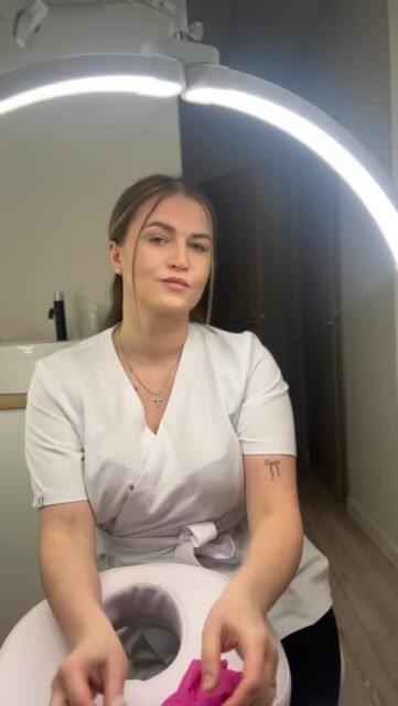 Ir kiekvieną kartą tai girdėdama suprantu vieną dalyką — labai dažnai iš procedūros tikimasi daugiau, nei iš savęs.🫠

Tiesa, kurios daugelis nenori girdėti:
nei kosmetologas, nei viena procedūra negali išgelbėti odos, jei kasdien ją vedame priešinga kryptimi.

Aš galiu atiduoti visas savo žinias, laiką, dėmesį ir norą padėti.
Galiu sudaryti planą, parinkti procedūras, priemones, nuoširdžiai stengtis dėl tavo rezultato.
Ir patikėk — dažnai aš to rezultato noriu labiau nei pats klientas.

Bet yra dalykų, kurių už jus nepadarys niekas.

Nes oda reaguoja ne tik į tai, kas vyksta kabinete.
Ji reaguoja į tai, kaip gyveni.
Kaip miegi.
Kaip rūpiniesi savimi.
Kiek savęs iš tikrųjų klausai.

Ir kartais skaudžiausia ne tai, kad „procedūros neveikia“.
Skaudžiausia tai, kad žmogus tikisi pokyčio nekeisdamas nieko daugiau. 🫣

Mes visi norime greitų rezultatų.
Bet oda nemėgsta skubėjimo.
Ji mėgsta nuoseklumą ir rūpestį.

Todėl prieš kaltinant procedūrą, specialistą ar ieškant „stebuklingo metodo“, verta sustoti ir savęs paklausti:
ar aš iš tikrųjų padedu savo odai gyti, ar tik laukiu, kad kažkas kitas tai padarys už mane?

Graži oda nėra vien procedūra.
Tai visuma.
Ir didžiausias darbas vyksta ne kabinete, o namuose 🤎