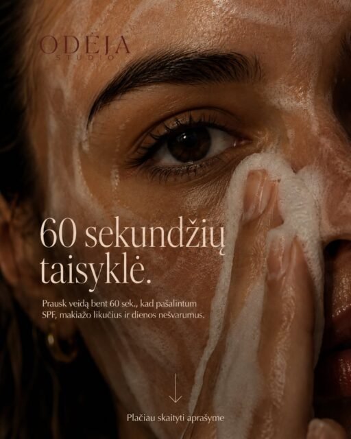 Veido prausimas nėra apie putas.
Jis yra apie laiką. ⏳

Labai dažnai žmonės nusiperka gerą prausiklį, bet naudoja jį taip greitai, kad jis tiesiog nespėja atlikti savo darbo.

Vakare ant odos būna ne tik makiažas. Ant jos lieka SPF, sebumas, prakaitas, dulkės, oro tarša, plaukų formavimo priemonių likučiai, o kartais ir visos dienos prisilietimai rankomis.

Visa tai ant odos kaupiasi valandų valandas.
O tada bandome nuplauti per 10 sekundžių.

Čia ir prasideda problema.

Oda atrodo papilkėjusi,  greičiau kemšasi poros,  atsiranda smulkūs bėrimai ir naudojami serumai ar kremai „nebeduoda efekto“.

Paprastas pavyzdys: riebaluotos lėkštės irgi neišplauname tik sekundę perbraukę vandeniu. Priemonei reikia laiko susijungti su riebalais ir nešvarumais. Su oda panašiai — tik čia viskas turi būti daroma švelniai, be agresyvaus trynimo.

Todėl 60 sekundžių taisyklė nėra mada.

Tai priminimas neskubėti.😶‍🌫️

Skirk prausimui bent 1 minutę. Masažuok odą pirštų galiukais, švelniais judesiais. Nepamiršk nosies šonų, smakro, žandikaulio linijos, kaktos ir plaukų augimo zonos — būtent ten dažniausiai lieka daugiausia likučių.

Ne stipriau.
Ne šiurkščiau.
Tiesiog ilgiau ir sąmoningiau. 

Kartais odai nereikia dar vienos naujos priemonės.
Kartais jai reikia, kad pirmas žingsnis būtų atliktas iki galo.

Švari oda nėra smulkmena.
Tai pagrindas, nuo kurio prasideda visa tavo odos priežiūra. 🤎