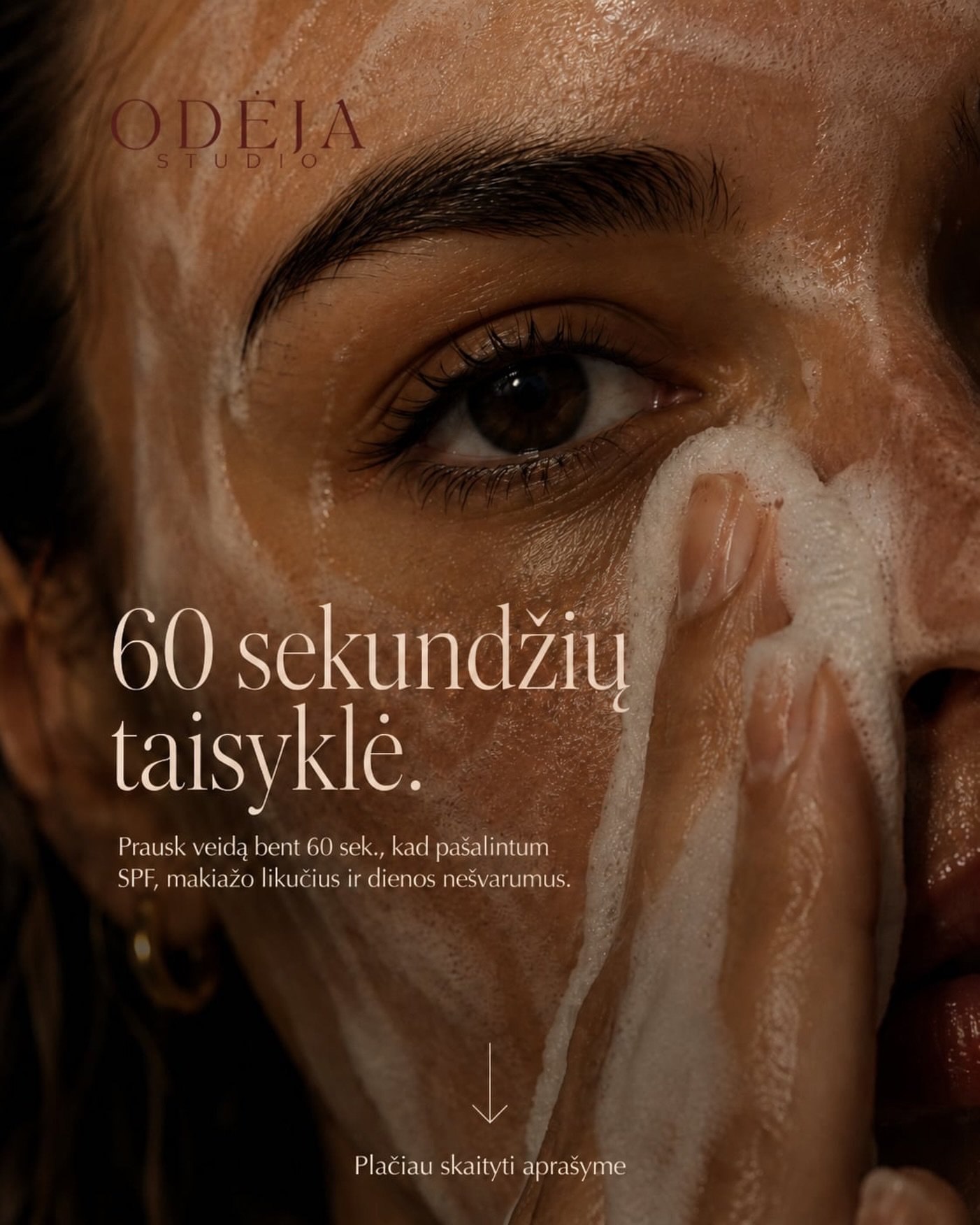 Veido prausimas nėra apie putas.
Jis yra apie laiką. ⏳

Labai dažnai žmonės nusiperka gerą prausiklį, bet naudoja jį taip greitai, kad jis tiesiog nespėja atlikti savo darbo.

Vakare ant odos būna ne tik makiažas. Ant jos lieka SPF, sebumas, prakaitas, dulkės, oro tarša, plaukų formavimo priemonių likučiai, o kartais ir visos dienos prisilietimai rankomis.

Visa tai ant odos kaupiasi valandų valandas.
O tada bandome nuplauti per 10 sekundžių.

Čia ir prasideda problema.

Oda atrodo papilkėjusi,  greičiau kemšasi poros,  atsiranda smulkūs bėrimai ir naudojami serumai ar kremai „nebeduoda efekto“.

Paprastas pavyzdys: riebaluotos lėkštės irgi neišplauname tik sekundę perbraukę vandeniu. Priemonei reikia laiko susijungti su riebalais ir nešvarumais. Su oda panašiai — tik čia viskas turi būti daroma švelniai, be agresyvaus trynimo.

Todėl 60 sekundžių taisyklė nėra mada.

Tai priminimas neskubėti.😶‍🌫️

Skirk prausimui bent 1 minutę. Masažuok odą pirštų galiukais, švelniais judesiais. Nepamiršk nosies šonų, smakro, žandikaulio linijos, kaktos ir plaukų augimo zonos — būtent ten dažniausiai lieka daugiausia likučių.

Ne stipriau.
Ne šiurkščiau.
Tiesiog ilgiau ir sąmoningiau. 

Kartais odai nereikia dar vienos naujos priemonės.
Kartais jai reikia, kad pirmas žingsnis būtų atliktas iki galo.

Švari oda nėra smulkmena.
Tai pagrindas, nuo kurio prasideda visa tavo odos priežiūra. 🤎