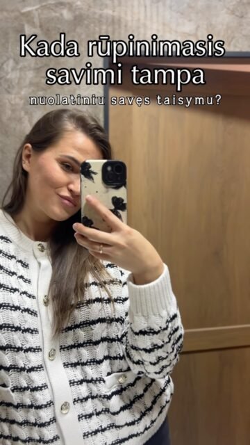 Dirbu grožio srityje, bet kuo toliau, tuo mažiau noriu kalbėti apie tobulumą.Gal skamba paradoksaliai. Juk mano darbas – rūpintis oda, gerinti jos būklę, parinkti procedūras, kosmetiką ir padėti žmogui pasiekti rezultatą.Bet kuo daugiau moterų sutinku savo kabinete, tuo dažniau matau ne tik odą. Matau ir tai, kaip mes į save žiūrime.Kaip lengvai žvilgsnis veidrodyje sustoja ties tuo, kas nepatinka. Poros per didelės. Raukšlelė per gili. Paakiai per tamsūs. Oda nepakankamai lygi. Veido ovalas jau nebe toks. Ir kartais žmogus parodo „problemą“, kurios aš, žiūrėdama į jį, net nebūčiau pastebėjusi.Šiandien grožio srityje galime labai daug. Turime puikią kosmetiką, procedūras, aparatus, injekcijas. Galime koreguoti, stangrinti, lyginti, šviesinti, putlinti, atjauninti.Ir aš nesu prieš tai.Aš pati mėgstu kosmetiką, procedūras, rūpintis savimi. Esu už estetinę mediciną, jeigu žmogus jos nori. Ir tikrai nemanau, kad noras kažką pakeisti reiškia, jog savęs nemyli.Bet yra labai plona riba tarp noro pasirūpinti savimi ir jausmo, kad save nuolat reikia taisyti.Nes prie pokyčių labai greitai priprantame. Išsprendžiame vieną dalyką – pradedame matyti kitą. Ir tada dar kitą.O kažkur tame procese labai lengva pamiršti, kad oda niekada nebuvo sukurta būti tobula.Ji turi poras. Tekstūrą. Mimiką. Ji kartais išberia, parausta, pavargsta. Ji keičiasi dėl hormonų, gyvenimo būdo, metų ir tiesiog… gyvenimo.Todėl šiandien graži oda man nėra oda, kurioje nebėra ką „pataisyti“.Graži oda man yra prižiūrėta, sveika pagal savo galimybes ir gyva.Ir kuo ilgiau dirbu grožio srityje, tuo labiau noriu kalbėti ne tik apie tai, kaip galime atrodyti geriau. Noriu kalbėti ir apie tai, kaip svarbu sau patikti dabar – ne tada, kai išnyks raukšlės, pagerės oda ar pakeisime dar kažką… DABAR!Nes rūpintis savimi ir mylėti save turėtų eiti kartu. 🤎